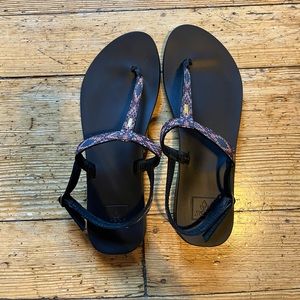 Reef Women’s Cushion Bounce Slim T Sandals. Size 9. Color: Amethyst.